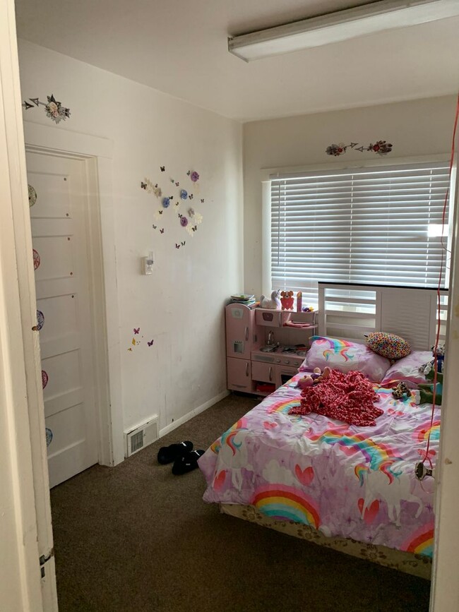 Building Photo - 3 Bed/1 Bath House, super close to BYU cam...