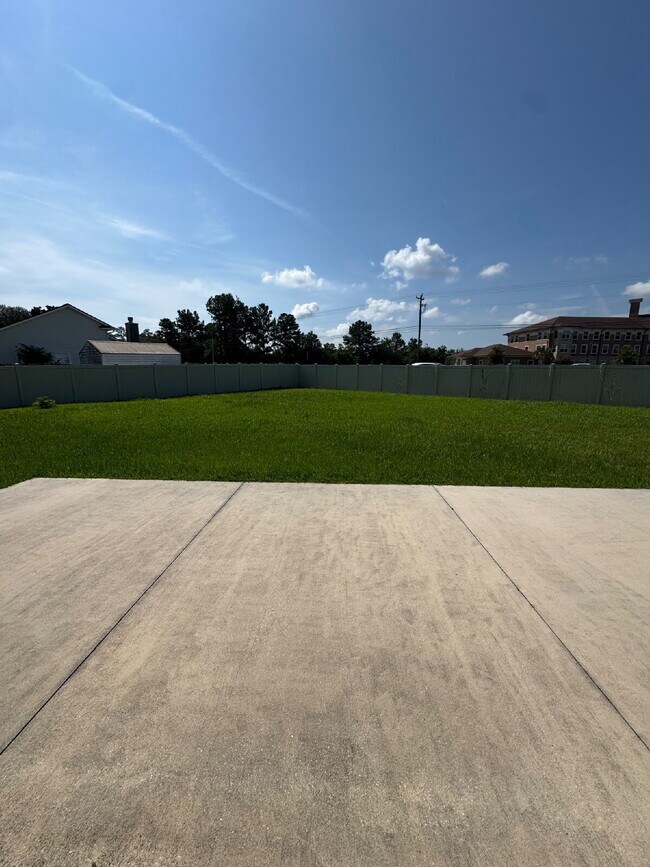 Building Photo - 4 bedroom 2 bath home with large fenced in...
