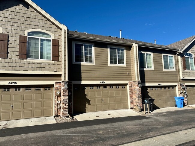Building Photo - 2 Bedroom townhome in School District 20 w...