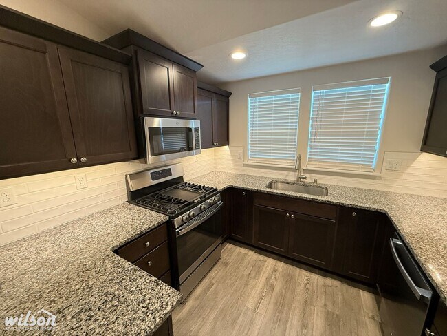 Building Photo - 3BD/2BA - Stunning Modern Home in Desirabl...