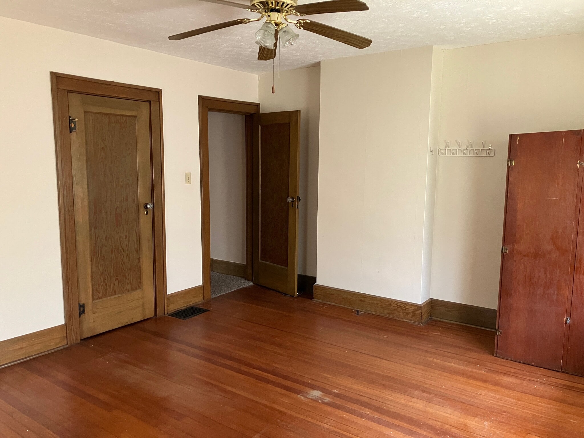 Building Photo - 225 E Allen St