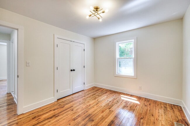 Building Photo - 203 W Cedar St