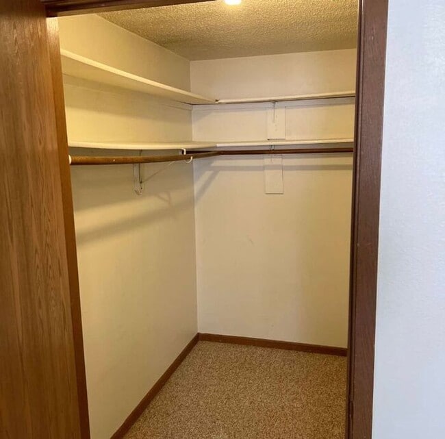 Building Photo - $1025 | 1 Bedroom, 1 Bathroom Condo | Cat ...