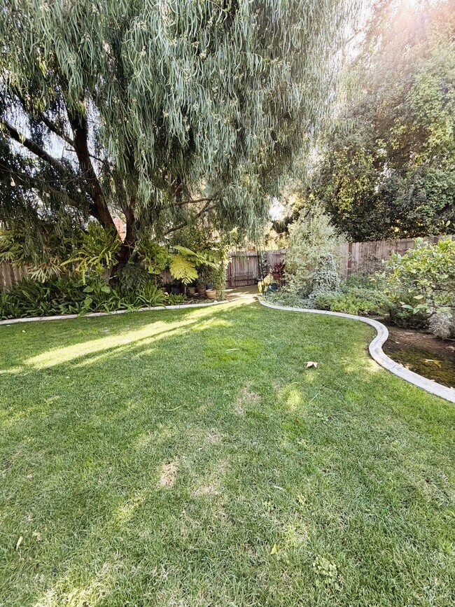 Building Photo - 1803 N Flower St