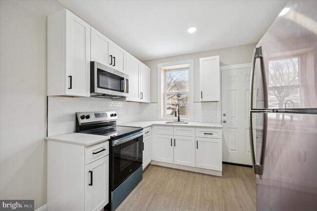 Building Photo - 2165 Conlyn St