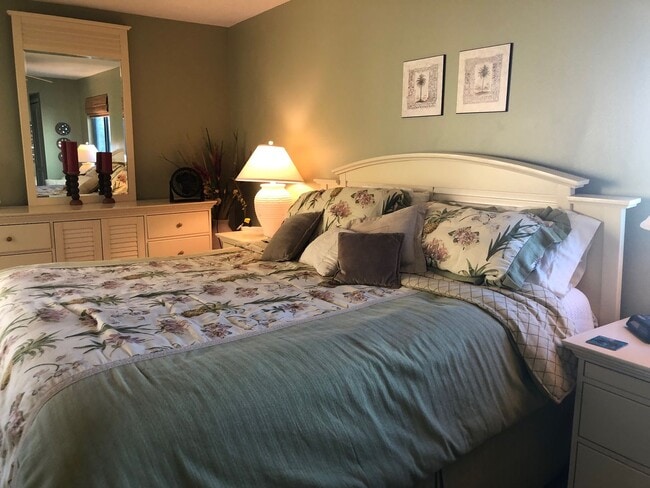 Building Photo - VENICE ISLAND! 2BR/2BA Condo in a Gated, Gulf front Community