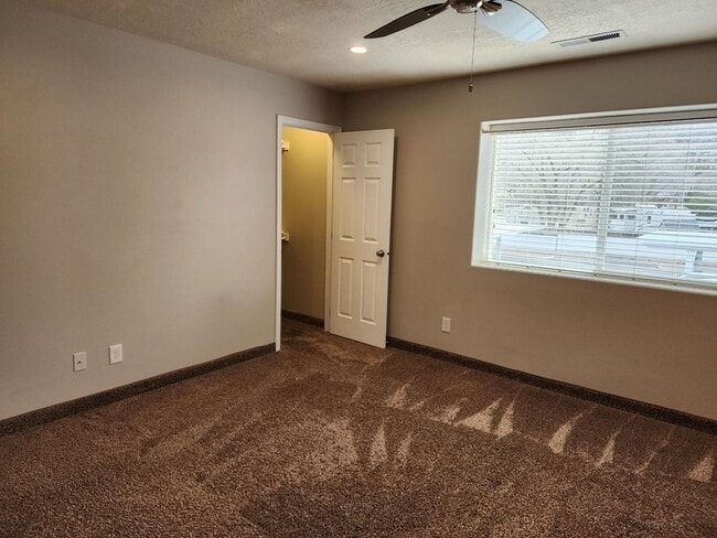 Building Photo - Charming Townhome