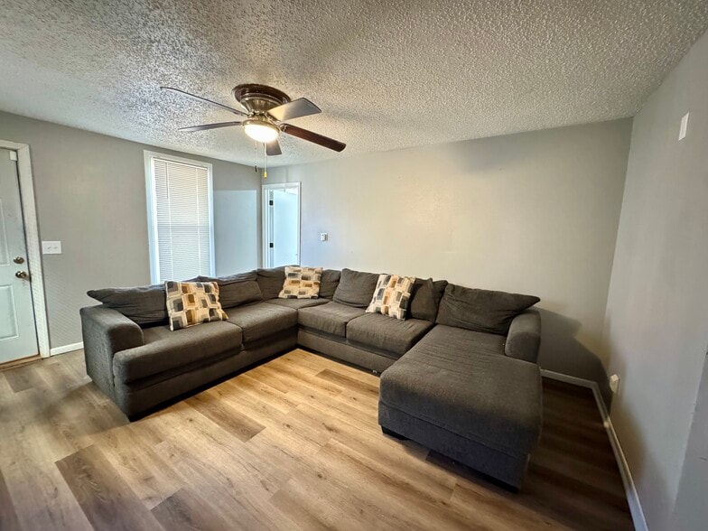 Building Photo - 1341 W 4th St