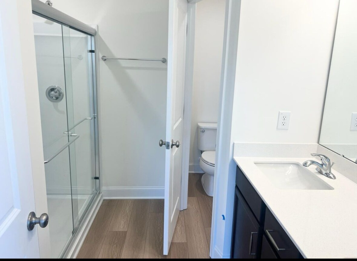 Master bathroom - 48 Begonia St