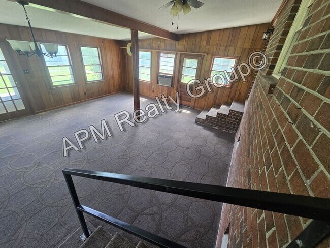 Building Photo - Spacious three bedroom West Columbia home