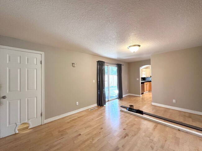 Building Photo - Gorgeous 3 Bed 2 Bath w/ Brand New Deck Patio Home in Cedar Hills! MOVE IN SPECIAL!