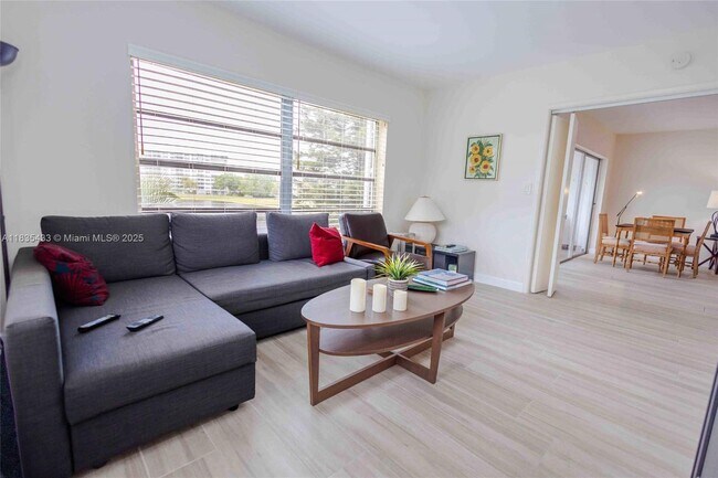 Building Photo - 2751 N Palm Aire Dr