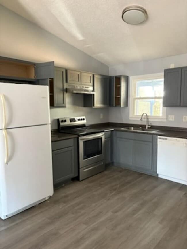 Building Photo - Affordable 2 Bedroom Duplex Off of Gum Bra...