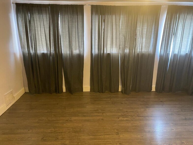 Bed 3 - 2937 E Turquoise Dr