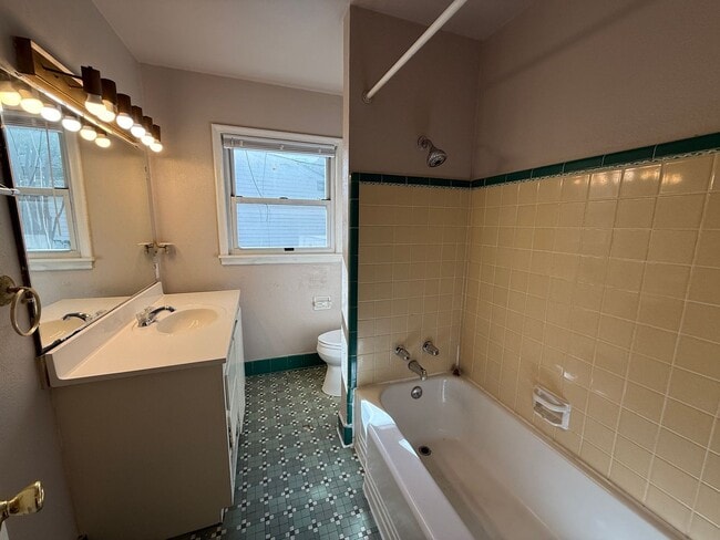 Building Photo - Older Home Large Yard 3 bedroom