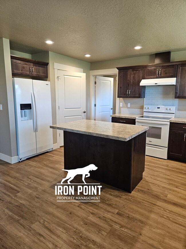 Building Photo - 2bed/1bath w/2 car garage & all appliances included.