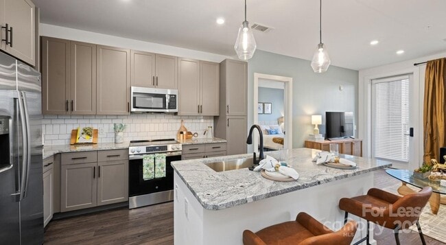 Building Photo - 515 Royal Ct