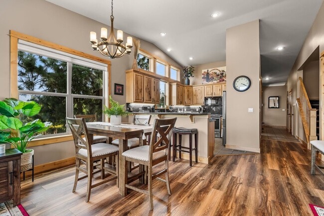 Building Photo - 3 Bed 2.5 bath plus Office/den-Townhome-Ri...