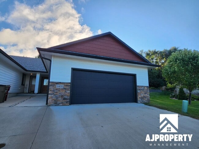 Building Photo - 3-bedroom 2-bathroom townhome