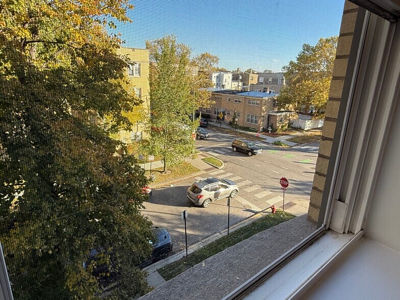 Building Photo - 6204 N Claremont Ave