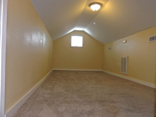 Building Photo - 300 Rose Ave