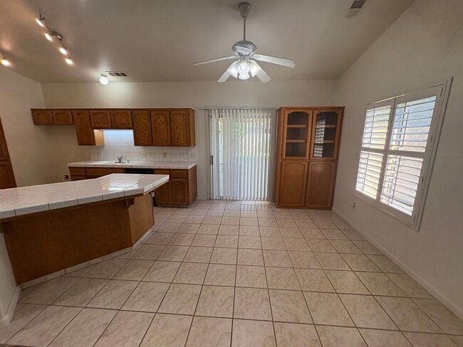 Building Photo - Gorgeous 4 Bedroom in NW Visalia!