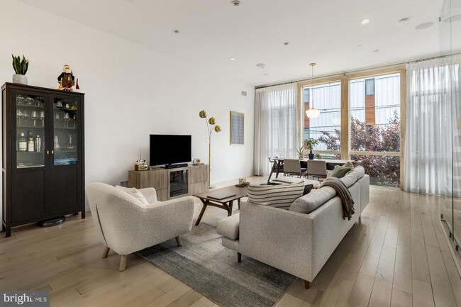 Building Photo - 1108 N Bodine St