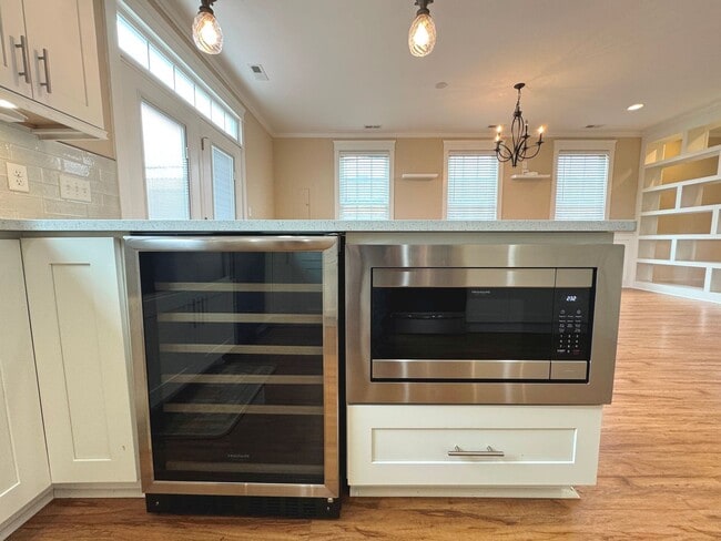 Building Photo - BEACH HOME! 4/4.5 with 3 car garage