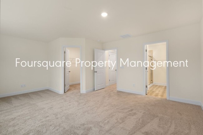 Building Photo - Townhome! | Back Patio with Privacy Fence|...