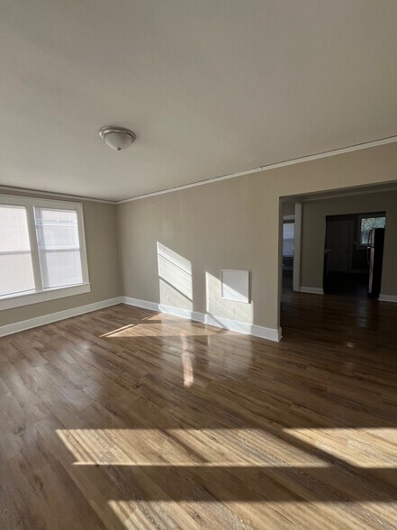 Building Photo - 438 3rd Ave SW