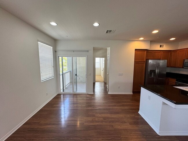 Building Photo - Riverpark Townhome