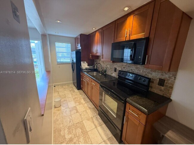 Building Photo - 415 NE 2nd St