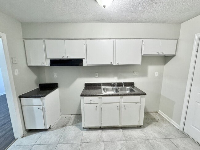 Building Photo - 4079 Forest View Dr