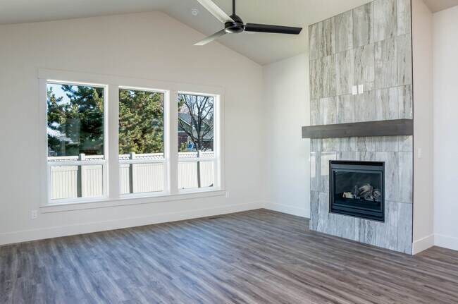 Building Photo - 270 E Rosalyn Dr