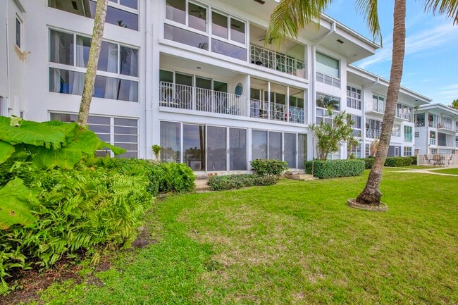 Building Photo - 2727 Yacht Club Blvd