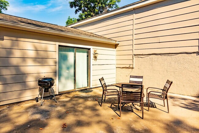 Building Photo - 3912 Crestview Dr