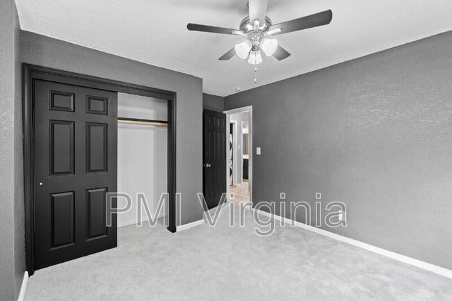 Building Photo - 1021 Mineola Dr
