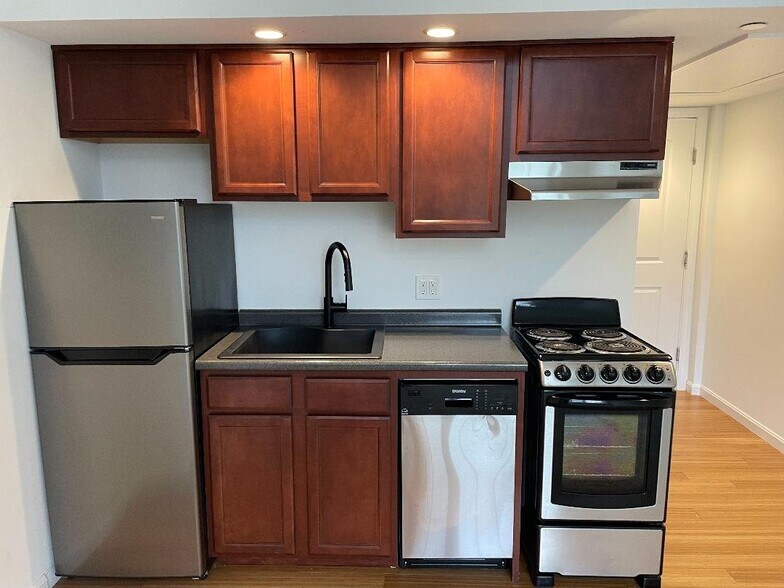 Building Photo - 8 Grove St