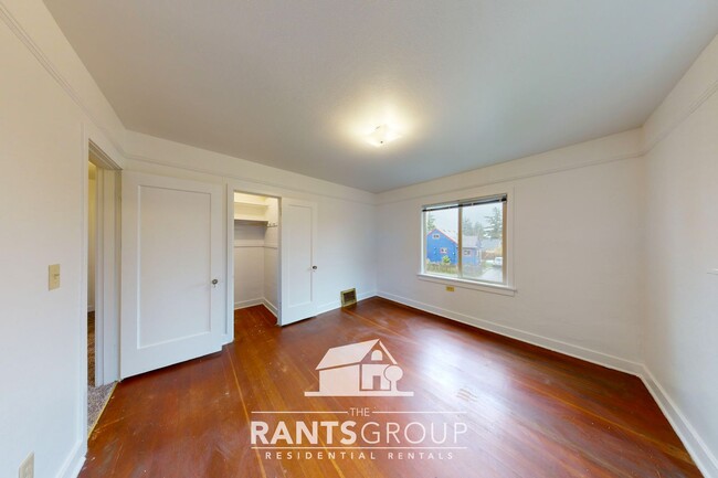 Building Photo - Charming & bright westside 2 bed, 1 bath o...