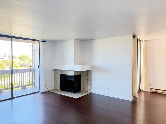 Building Photo - 2101 Shore Line Dr