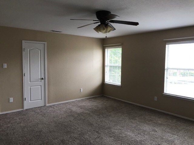 Building Photo - HUGE home in Red Oak!!