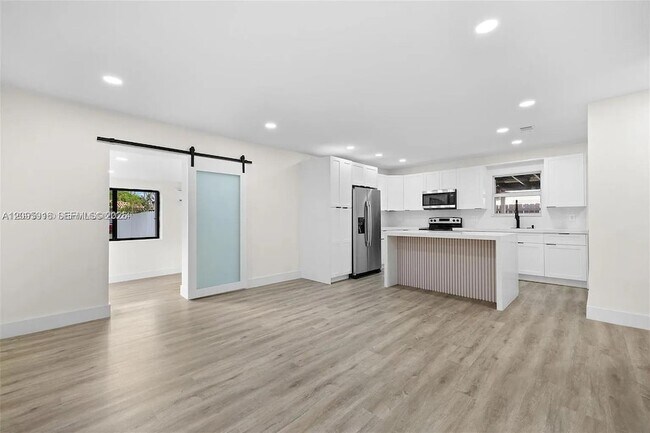 Building Photo - 331 W 40th Pl