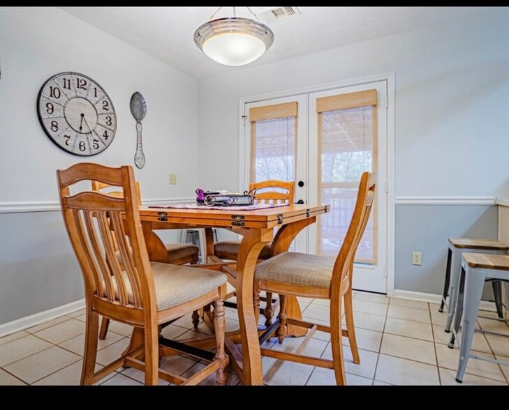 Building Photo - 5240 Spinnaker Ct