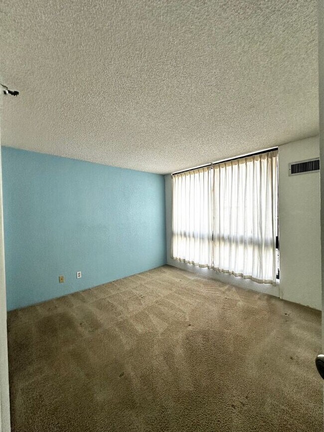 Building Photo - Waikiki - Liliuokalani Gardens-1BR 1 BA Co...