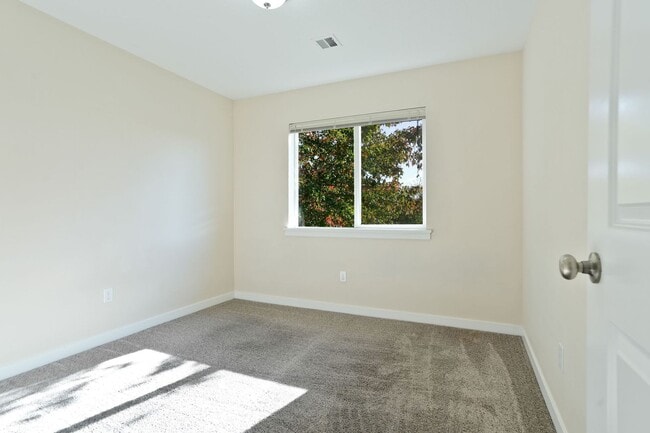 Building Photo - MOVE IN SPECIAL: HALF OFF FIRST MONTH'S RENT! 4 Bedroom 2.5 bath Duplex