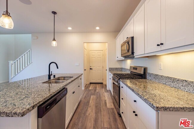 Building Photo - 27639 Sawtooth Ln