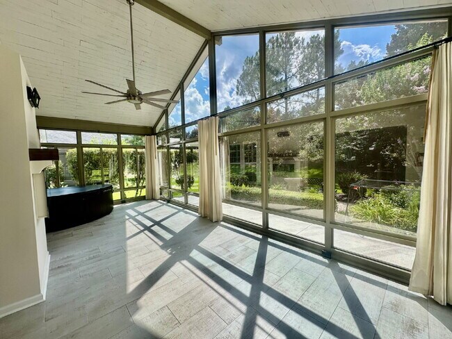Building Photo - Spacious Updated Home in Sun City!