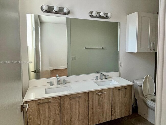 Building Photo - 440 NE 35th Ct