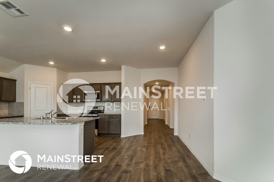Building Photo - 824 English Dr