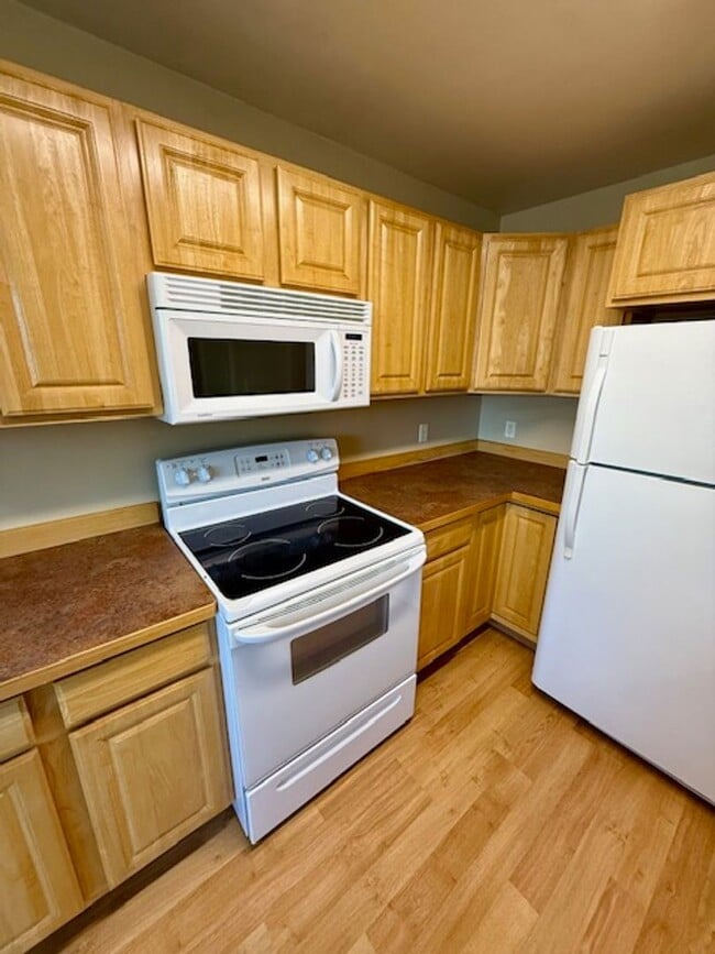 Building Photo - 2 Bedroom 1 Bathroom Apartment  NEW PRICE UPDATE